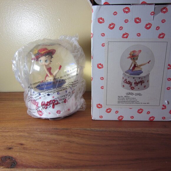 betty boop "the look of love" 2007 dave grossman snow globe NIB (w3444) - Picture 1 of 7